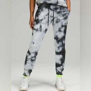 LULULEMON WARM DOWN JOGGER SIZE 4/EARTH DYE STONE

STYLE W5CZ5S